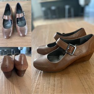 Ros Hommerson tan wedges size 9